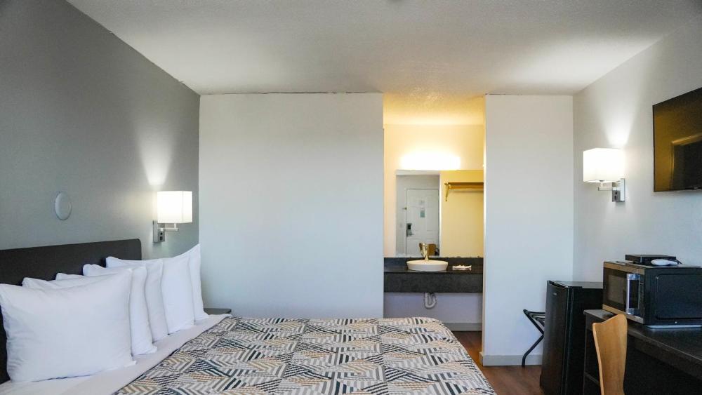 Deluxe King Room - Non-Smoking interior