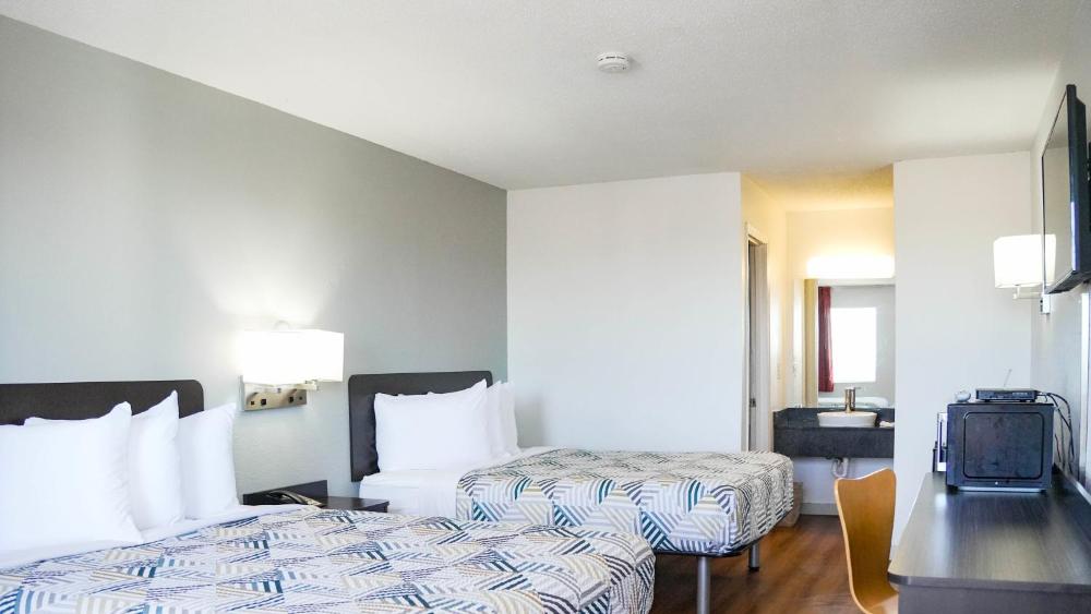 Deluxe Queen Room with Two Queen Beds - Non-Smoking interior